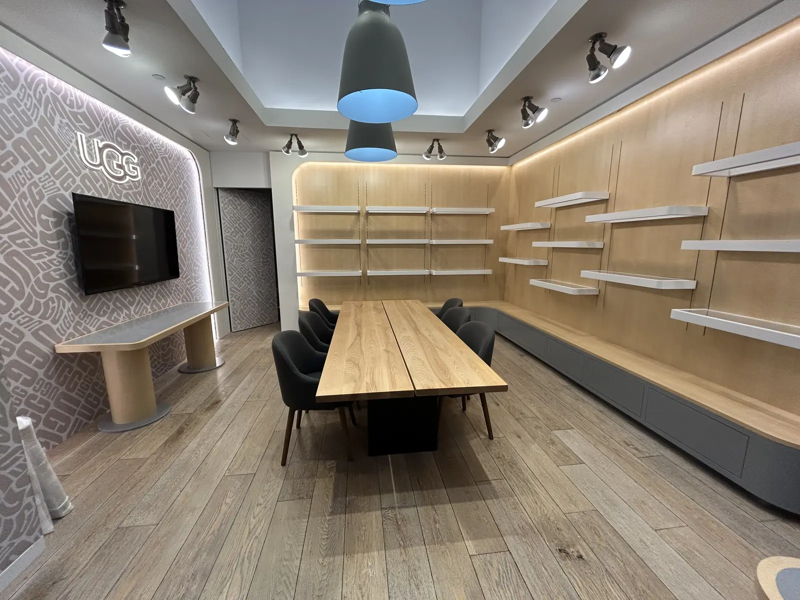 UGG Showroom / meeting environment